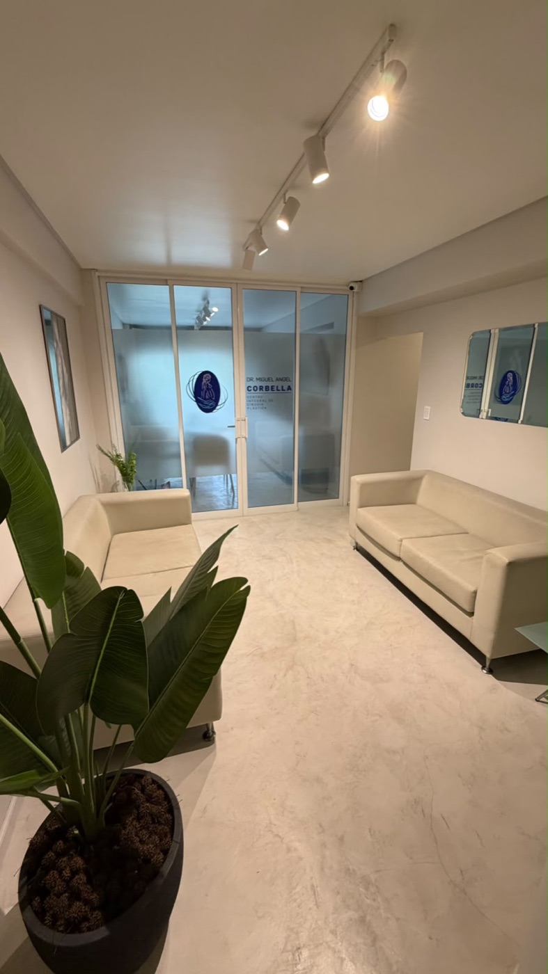Recepción y sala de espera de la Clínica Dr. Corbella