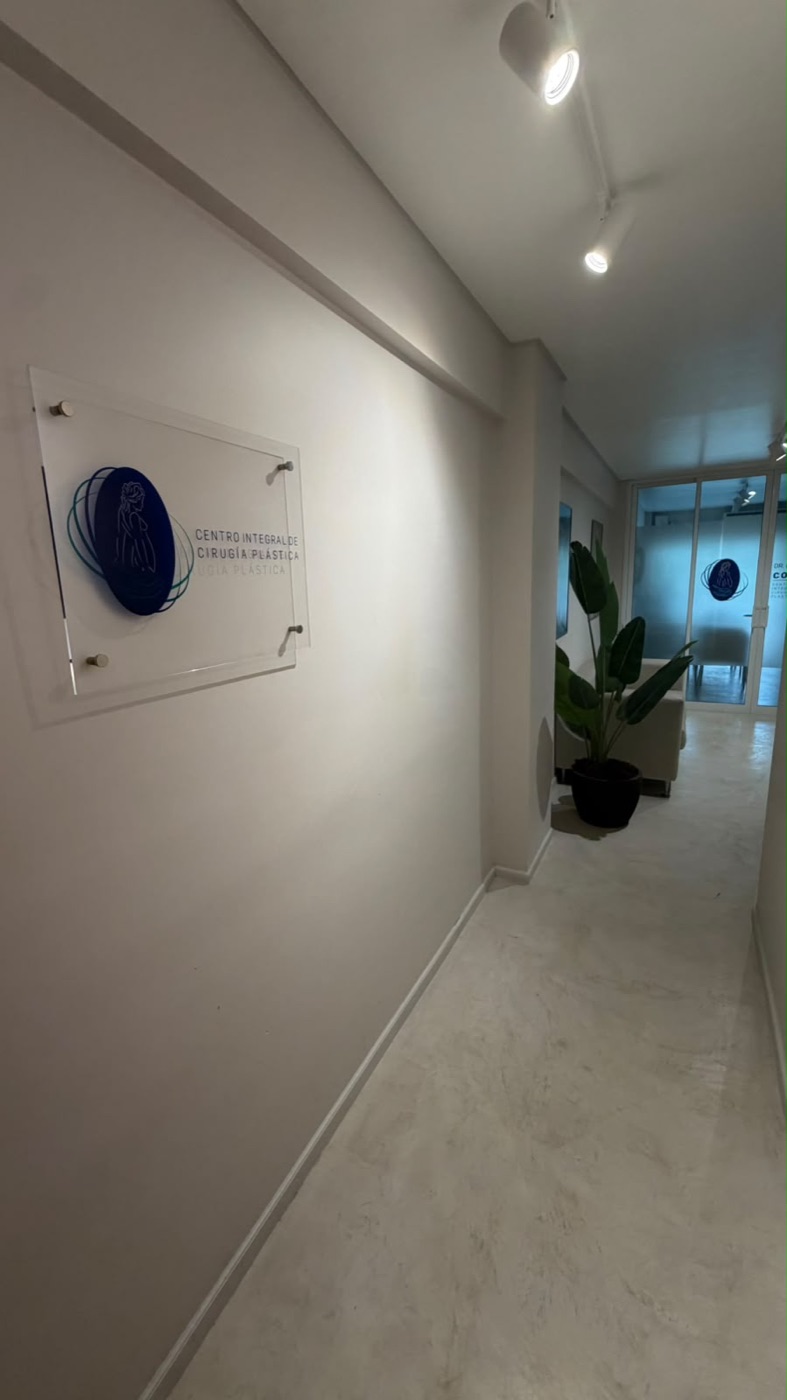 Pasillo de acceso con la placa del Centro Integral de Cirugía Plástica