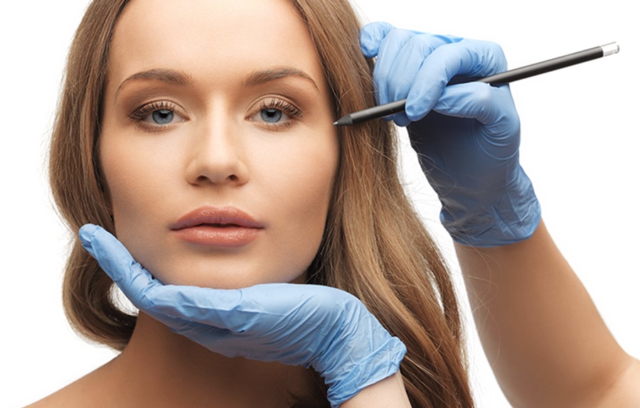 Aplicación de toxina botulínica en el rostro